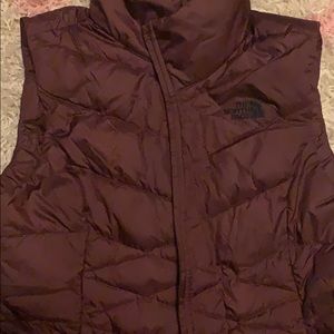 Women’s Medium maroon puffer The North Face vest